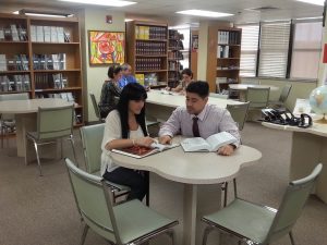 FNU tutor helping a student