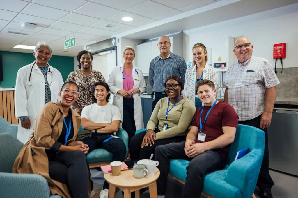 BSN School: Students and professors sitting in lounge